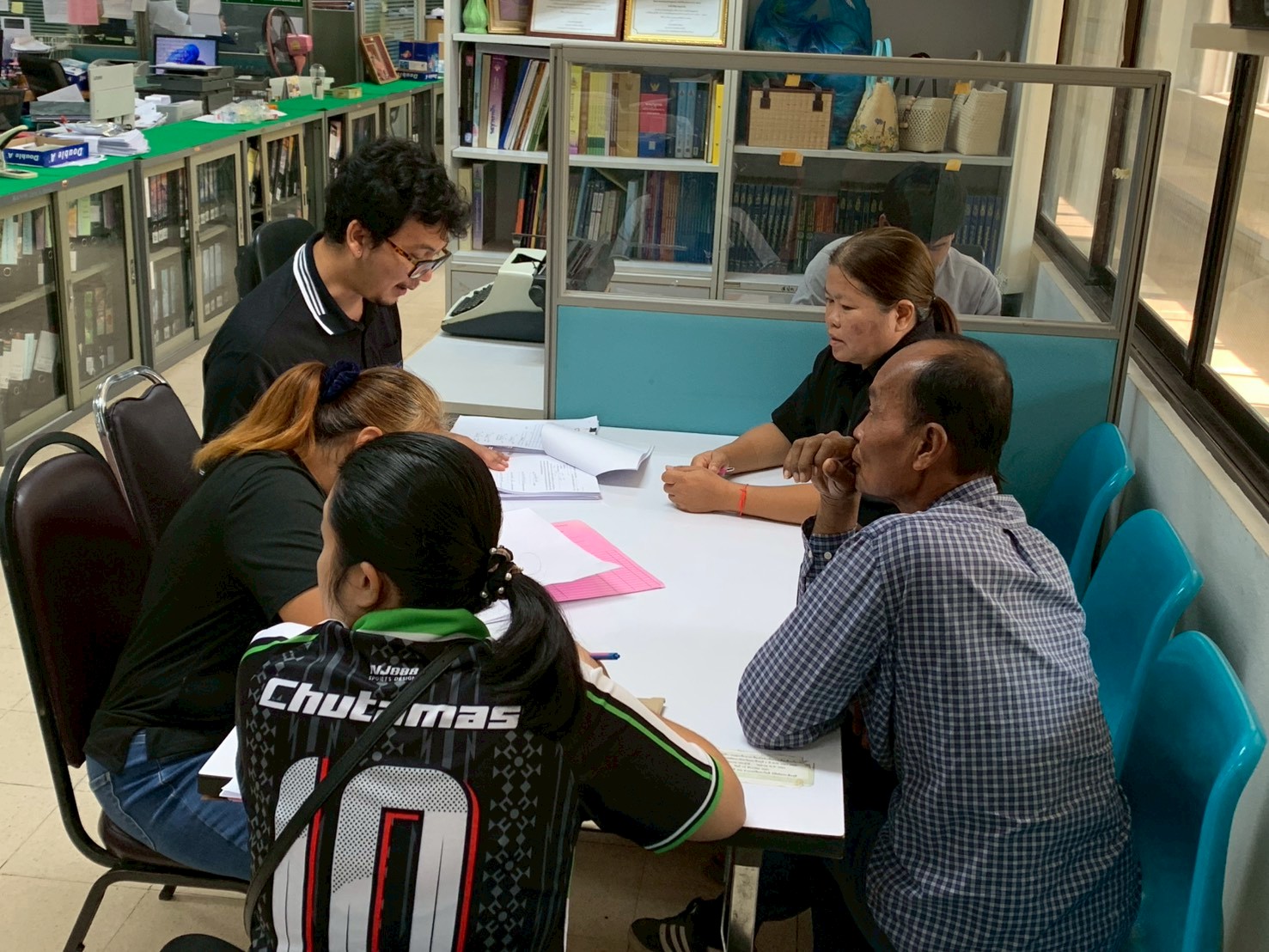 title - วันที่ 26 มีนาคม 2569 นายวิทูล ประดิษฐบุญ ปฏิรูปที่ดินจังหวัดปราจีนบุรีพร้อมด้วย  ผู้อำนวยการกลุ่มยุทธศาสตร์และการปฏิรูปที่ดิน และเจ้าหน้าที่ ส.ป.ก.ปราจีนบุรี  ให้บริการ อำนวยความสะดวกแก่พี่น้องเกษตรกร และประชาชน ที่เดินทางมาติดต่อขอรับบริการ   ณ สำนักงานการปฏิรูปที่ดินจังหวัดปราจีนบุรี ชั้น 3 ศาลากลางจังหวัดปราจีนบุรี